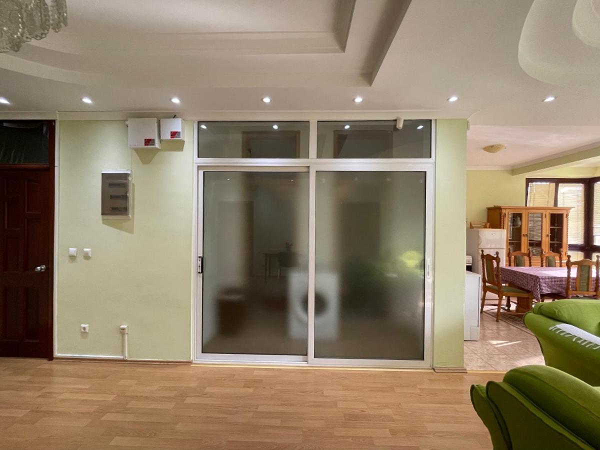Huge Apartment With A Garden In The City Center Приштина Экстерьер фото